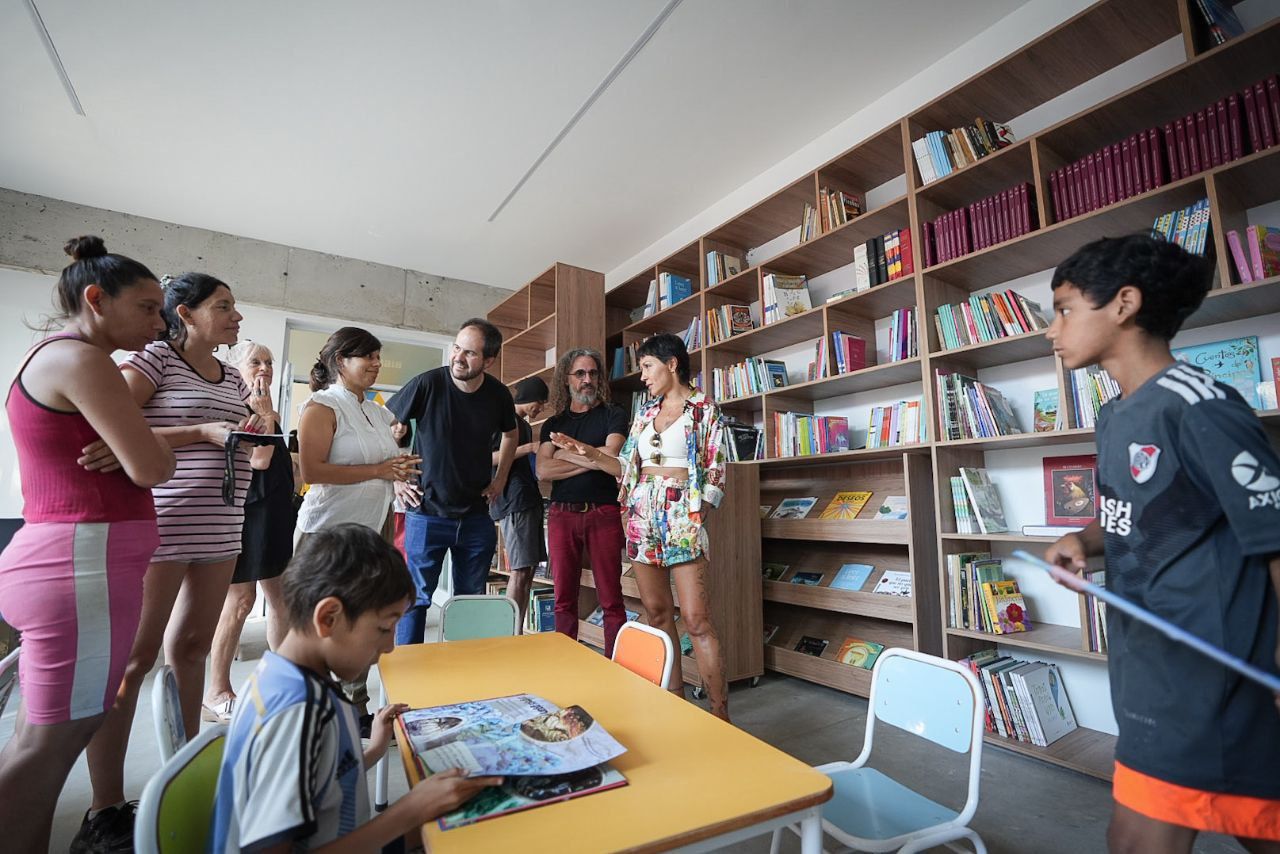 MAYRA RECORRIÓ EL CENTRO CULTURAL Y BIBLIOTECA DEL BARRIO IAPI Y PRESENCIÓ UN ENSAYO DE LA ORQUESTA INFANTO JUVENIL 1000129494