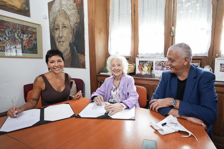 MAYRA FIRMÓ UN CONVENIO ENTRE EL MUNICIPIO Y LAS ABUELAS DE PLAZA DE MAYO PARA FORTALECER LAS POLÍTICAS DE MEMORIA, VERDAD Y JUSTICIA mayra abuelas 3