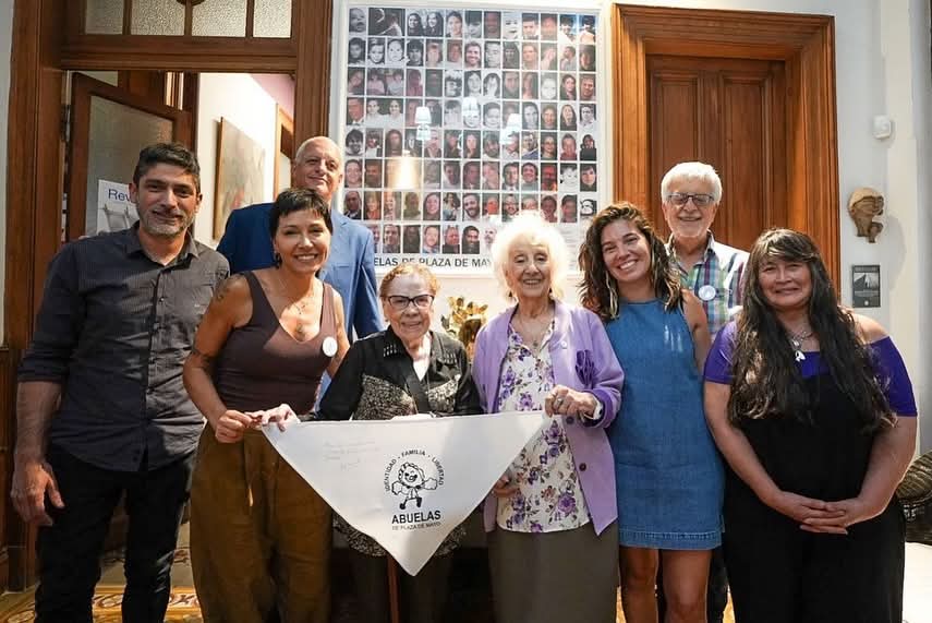 MAYRA FIRMÓ UN CONVENIO ENTRE EL MUNICIPIO Y LAS ABUELAS DE PLAZA DE MAYO PARA FORTALECER LAS POLÍTICAS DE MEMORIA, VERDAD Y JUSTICIA mayra abuelas