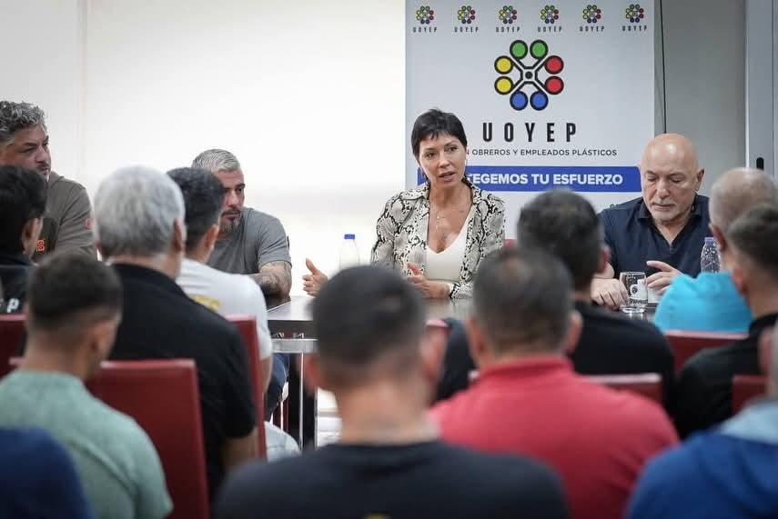 MAYRA DIALOGÓ CON MÁS DE 40 DELEGADOS DEL SINDICATO DEL PLÁSTICO DE LA PROVINCIA Y RECORRIÓ EL CENTRO DE APOYO AL DISCAPACITADO QUE FUNCIONA EN SU SEDE mayra dialogÓ con mÁs de 40 delegados del sindicato del plÁstico de la provincia y recorriÓ el centro de apoyo al discapacitado que funciona en su sede 1