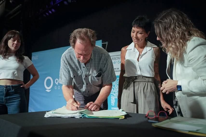 MAYRA ENCABEZÓ LA FIRMA DE 198 ESCRITURAS PARA VECINAS Y VECINOS DE QUILMES: “TENER CASA PROPIA DIGNIFICA A LA FAMILIA EN SU CONJUNTO” mayra encabezÓ la firma de 198 escrituras para vecinas y vecinos de quilmes 3