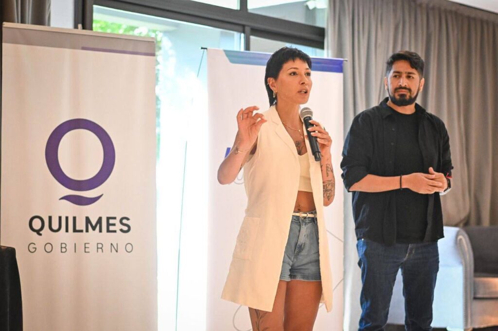 mayra entregÓ certificados de habilitaciÓn a mÁs de 20 comercios de distintos rubros del distrito 2