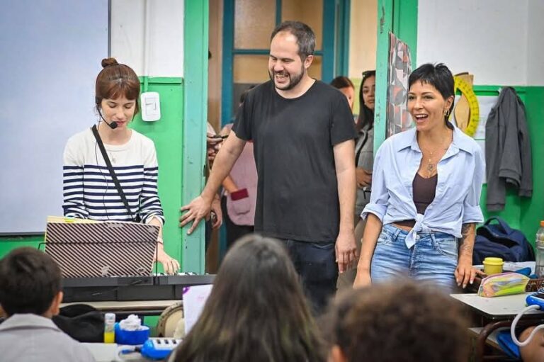 MAYRA RECORRIÓ LA EP Y LA ES Nº 30 DE VILLA ARGENTINA QUE PRESENTÓ OBRAS Y PROYECTOS ESCOLARES EN EL MARCO DEL PROGRAMA MUNICIPAL “QUILMES COOPERA”