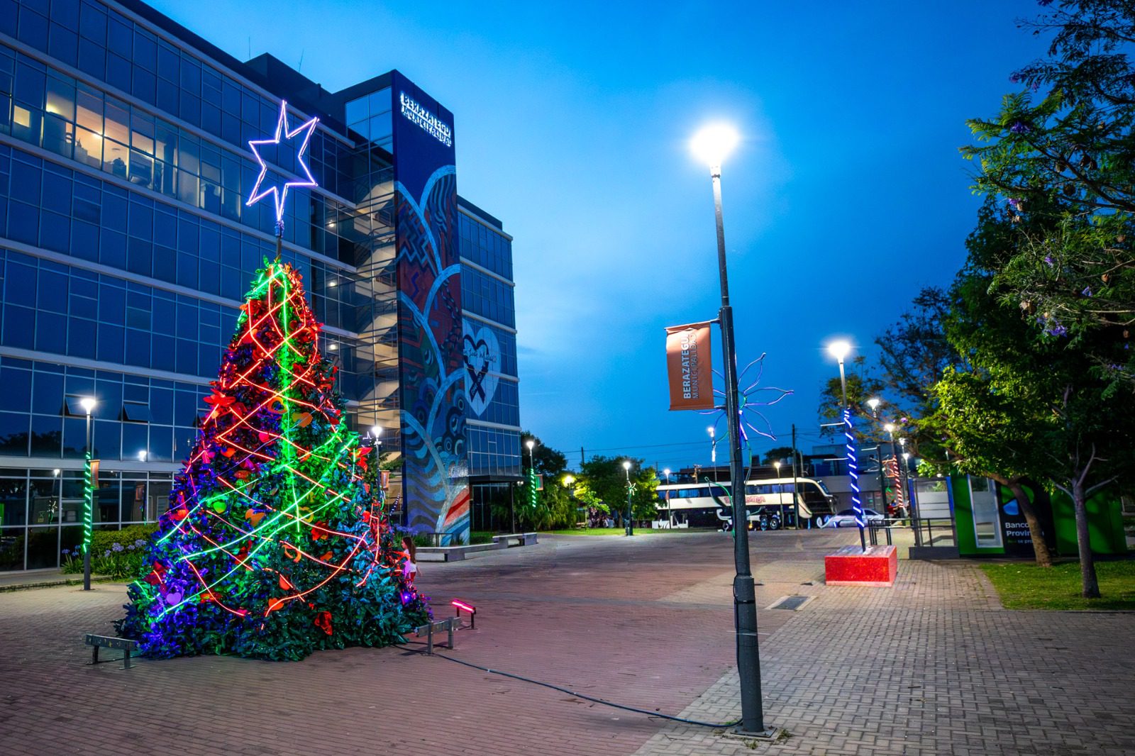 Berazategui ya luce su tradicional árbol navideño sustentable berazategui ya luce su tradicional árbol navideño sustentable 2