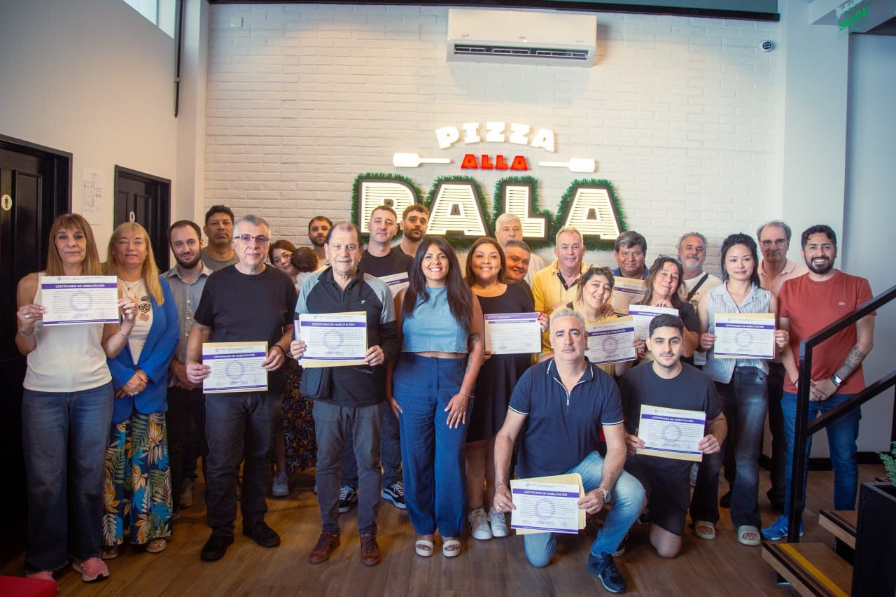 ENTREGA DE CERTIFICADOS DE HABILITACIÓN Y DE APTITUD AMBIENTAL A COMERCIANTES Y A FÁBRICAS DE LA CIUDAD entrega de certificados de habilitaciÓn y de aptitud ambiental a comerciantes y a fÁbricas de la ciudad 1