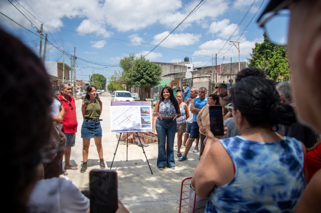 continÚa la construcciÓn de 10 nuevas cuadras de asfalto en el barrio la paz de quilmes oeste 1
