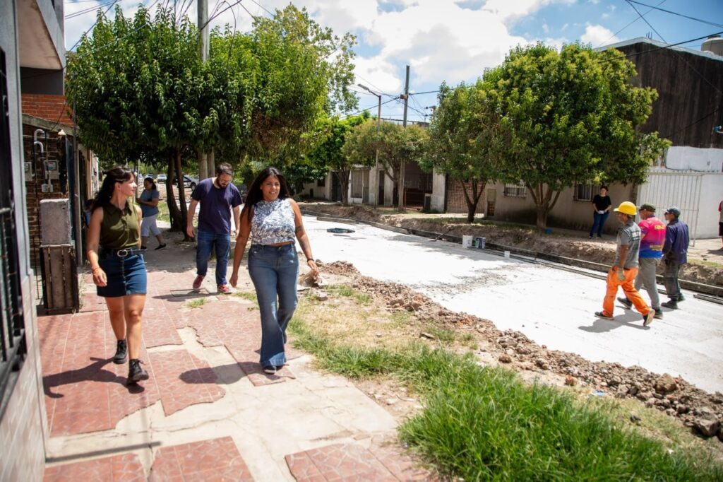continÚa la construcciÓn de 10 nuevas cuadras de asfalto en el barrio la paz de quilmes oeste 3