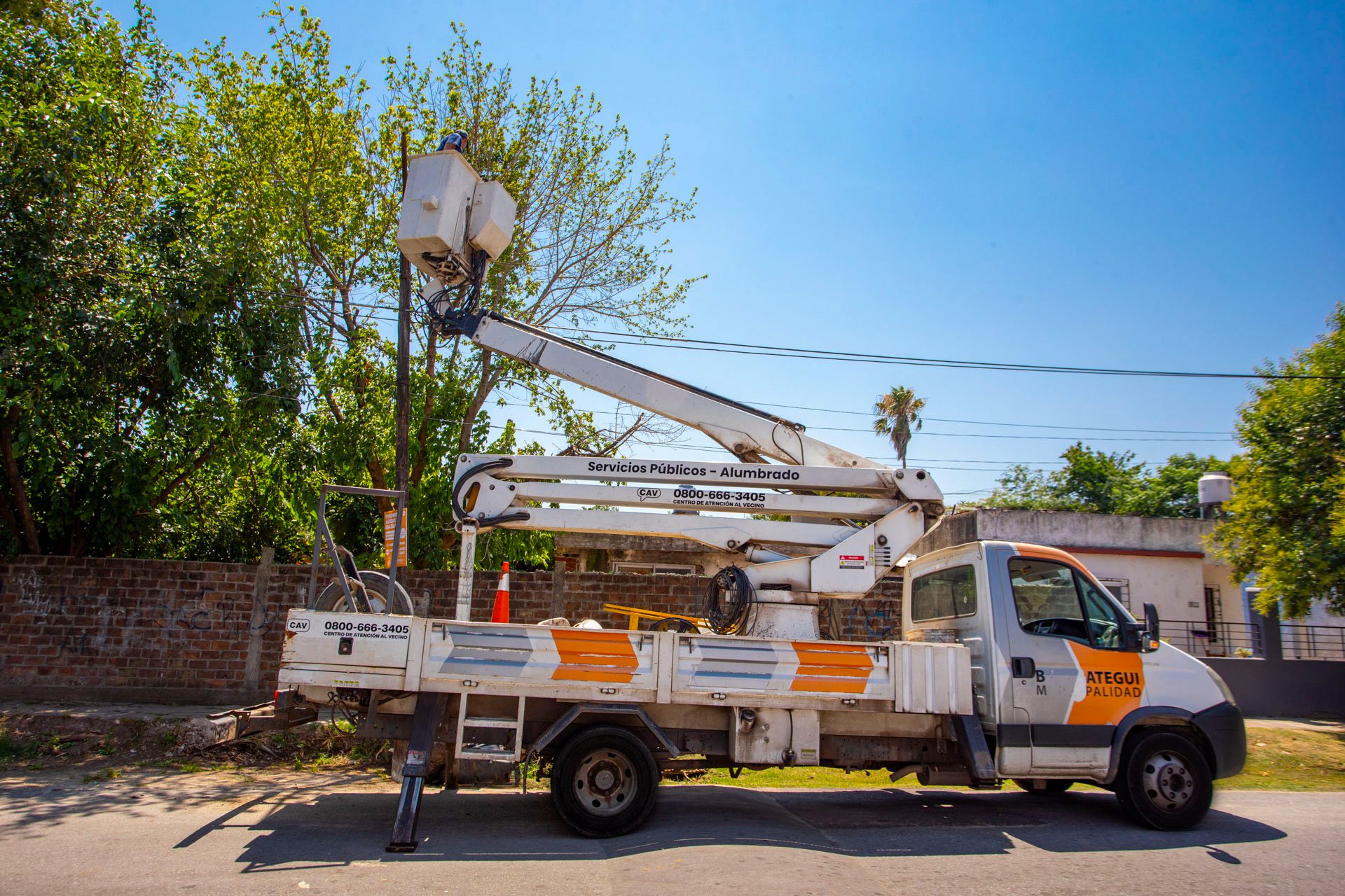 continúa el recambio de luminarias en berazategui (3)