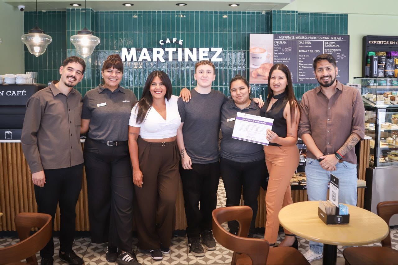 el municipio entregÓ el certificado de habilitaciÓn a “cafÉ martÍnez” 1