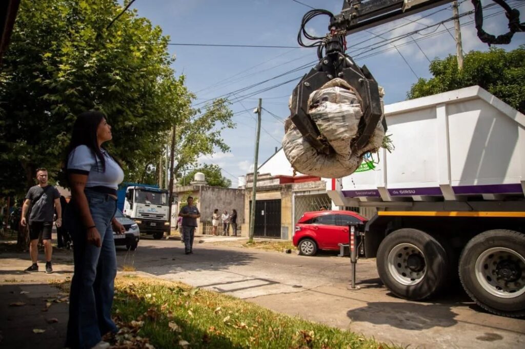 el municipio llevÓ adelante un intenso operativo del programa “recolecciÓn de residuos voluminosos” en quilmes oeste 1