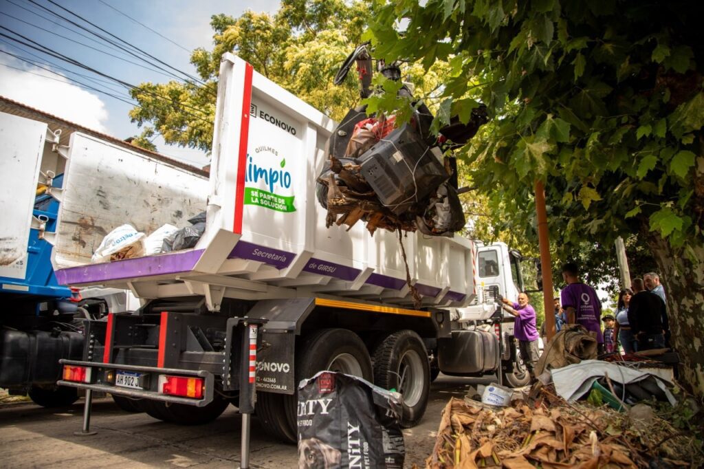 el municipio llevÓ adelante un intenso operativo del programa “recolecciÓn de residuos voluminosos” en quilmes oeste 4