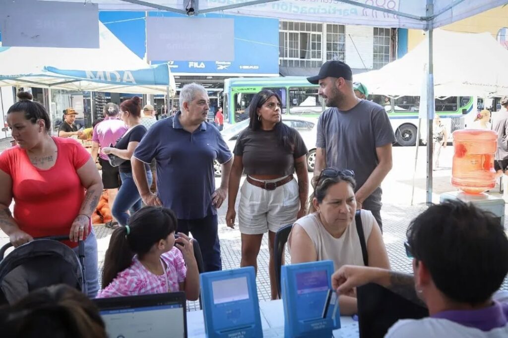 el municipio realizÓ un nuevo operativo “quilmes cerca” en la plaza yrigoyen y brindÓ asistencia a los presentes por las altas temperaturas 2