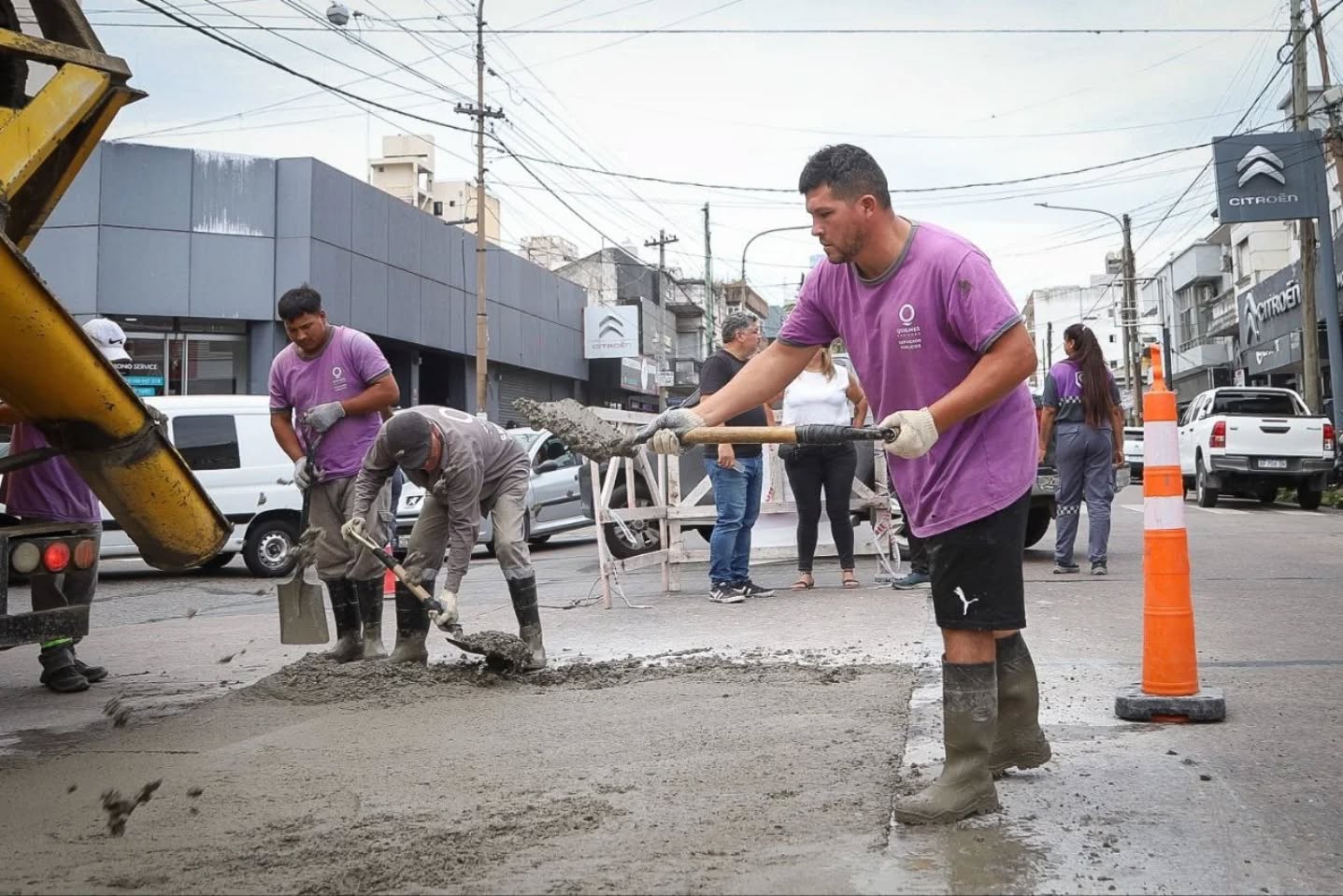 EL MUNICIPIO CONTINÚA CON LOS INTENSOS TRABAJOS DE BACHEO EN HORMIGÓN EN EL CENTRO DE QUILMES el municipio continÚa con los intensos trabajos de bacheo en hormigÓn en el centro de quilmes 2