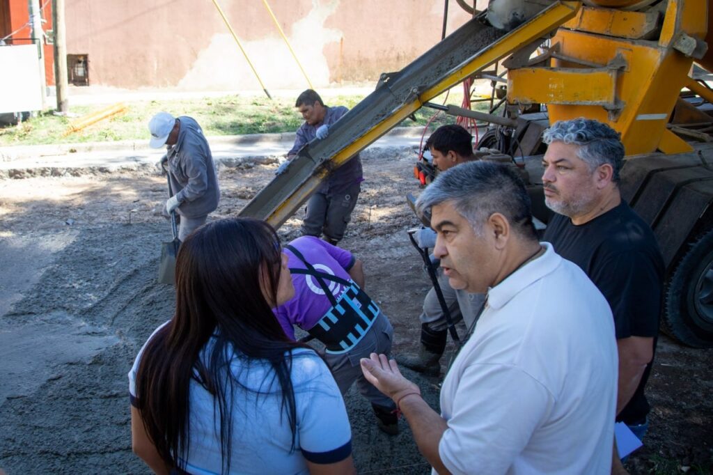 EL MUNICIPIO CONTINÚA CON LOS TRABAJOS DE BACHEO EN HORMIGÓN EN QUILMES OESTE eva obras 3