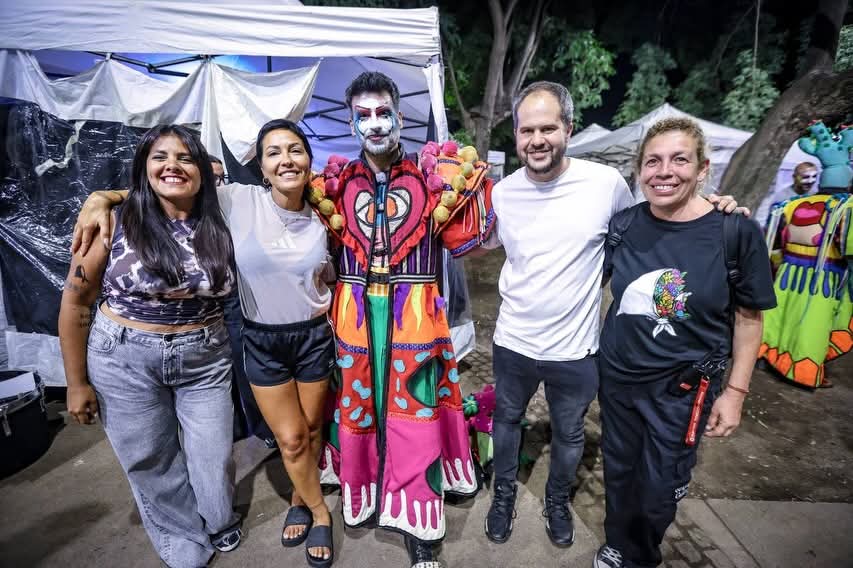 MAYRA Y EVA MIERI JUNTO A CENTENARES DE VECINOS PARTICIPARON DE LOS “CARNAVALES CON MEMORIA” EN EL PARQUE DE LA CIUDAD DE QUILMES OESTE mayra eva carnavales 3