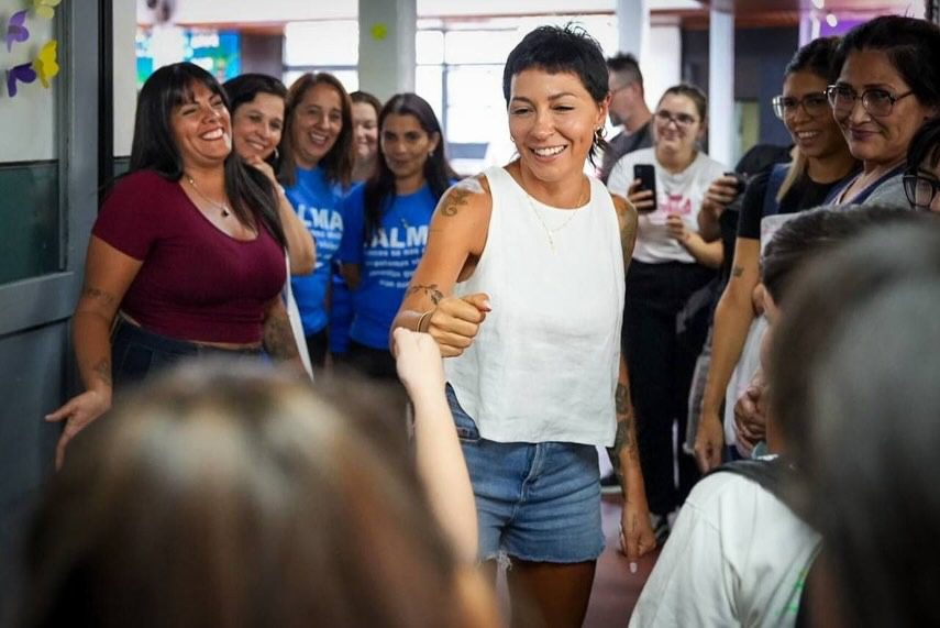 MAYRA Y EVA MIERI PRESENTARON LOS KITS ESCOLARES QUE SERÁN ENTREGADOS A TODOS LOS ALUMNOS DE ESCUELAS PRIMARIAS PÚBLICAS DE QUILMES mayra y eva 1