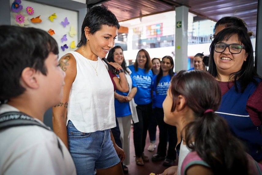 MAYRA Y EVA MIERI PRESENTARON LOS KITS ESCOLARES QUE SERÁN ENTREGADOS A TODOS LOS ALUMNOS DE ESCUELAS PRIMARIAS PÚBLICAS DE QUILMES mayra y eva 2
