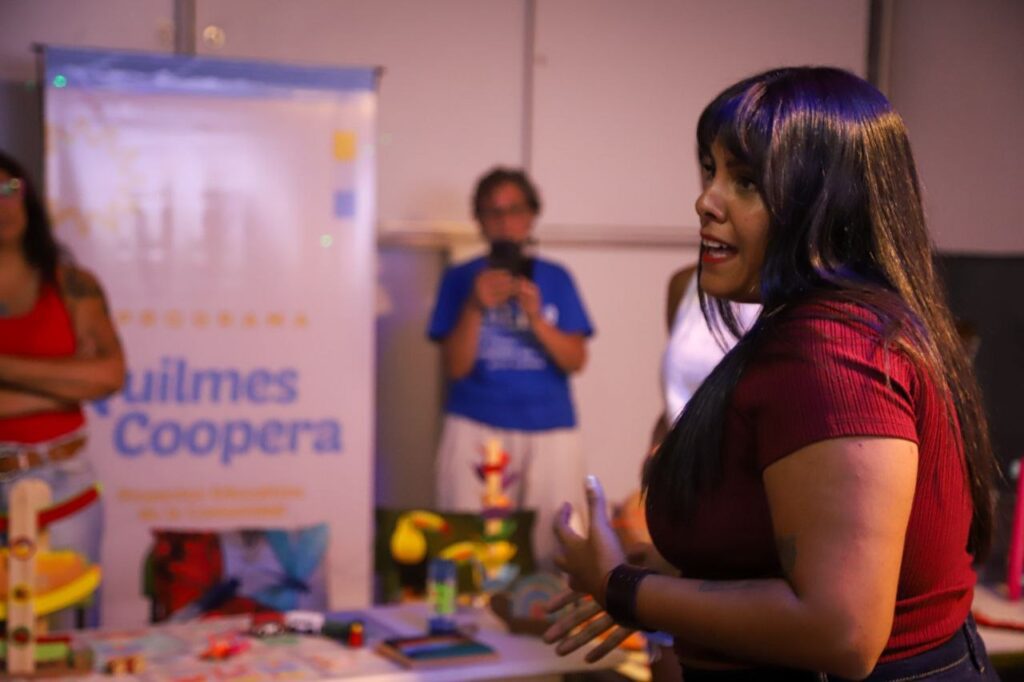 MAYRA Y EVA MIERI PRESENTARON LOS KITS ESCOLARES QUE SERÁN ENTREGADOS A TODOS LOS ALUMNOS DE ESCUELAS PRIMARIAS PÚBLICAS DE QUILMES mayra y eva 3