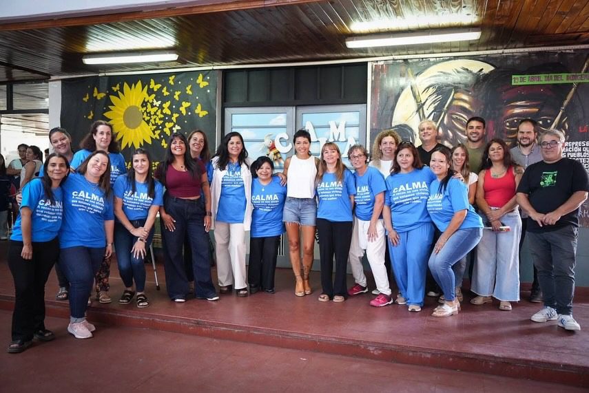 MAYRA Y EVA MIERI PRESENTARON LOS KITS ESCOLARES QUE SERÁN ENTREGADOS A TODOS LOS ALUMNOS DE ESCUELAS PRIMARIAS PÚBLICAS DE QUILMES mayra y eva 4
