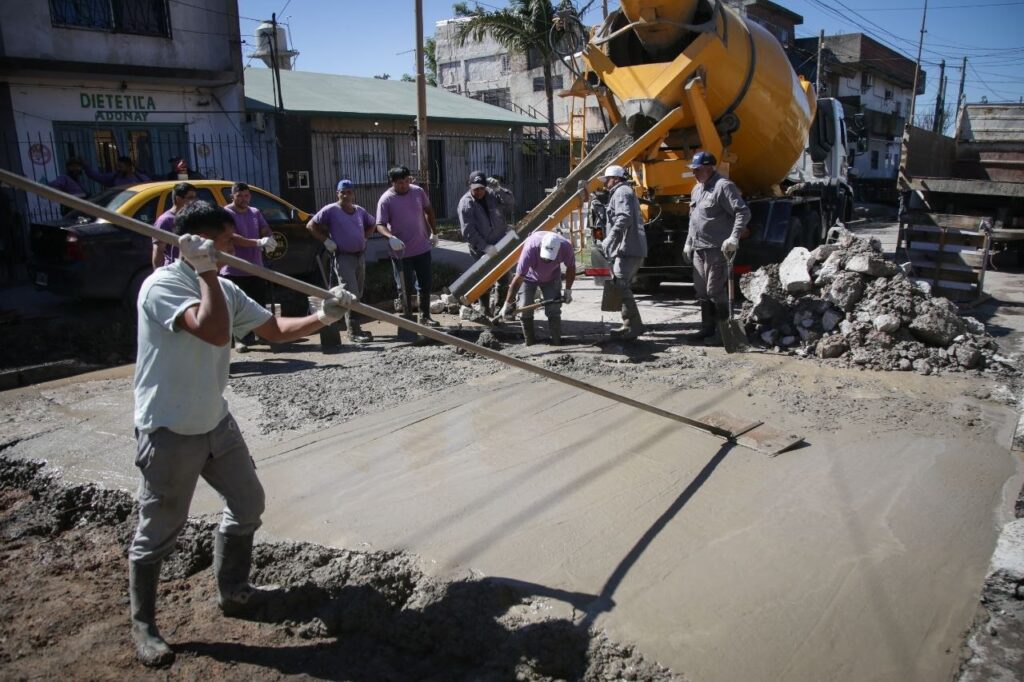 avanzan los trabajos de bacheo en hormigÓn en el barrio los eucaliptus de san francisco solano, ejecutados con fondos municipales 3