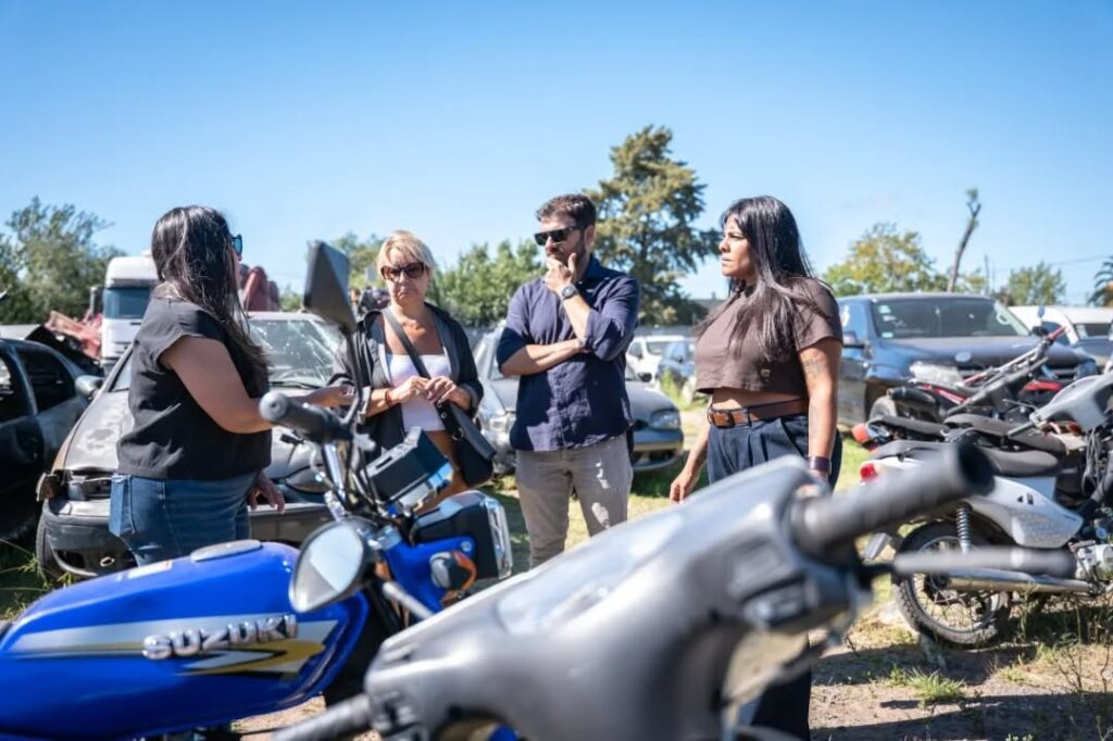 EL MUNICIPIO DE QUILMES REALIZÓ UNA JORNADA DE COMPACTACIÓN DE VEHÍCULOS SECUESTRADOS compactaciÓn 1