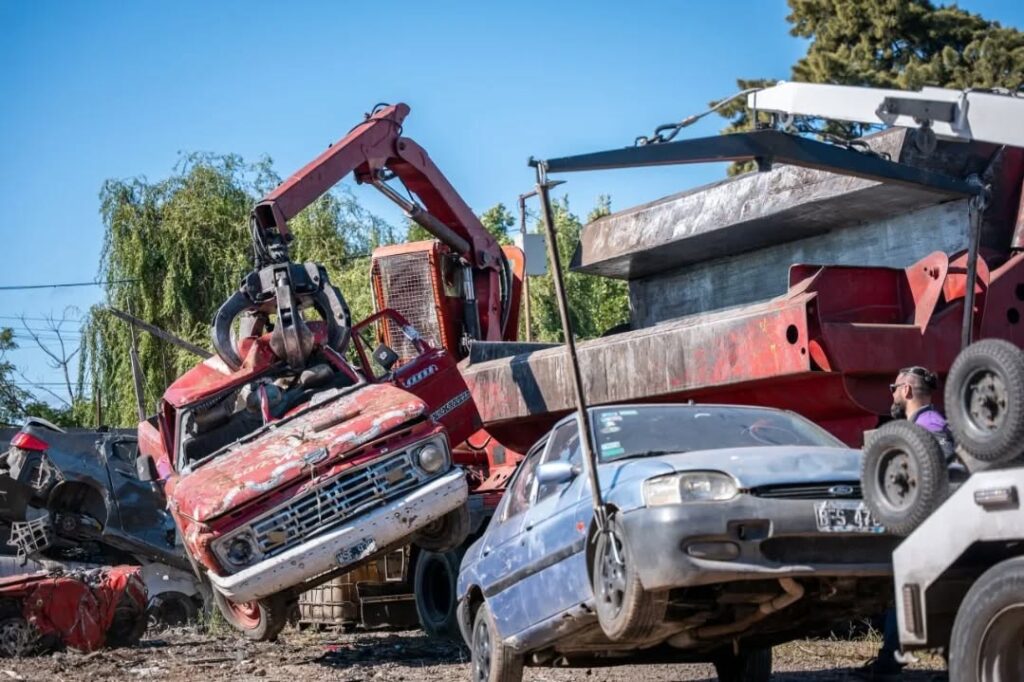 EL MUNICIPIO DE QUILMES REALIZÓ UNA JORNADA DE COMPACTACIÓN DE VEHÍCULOS SECUESTRADOS compactaciÓn 2