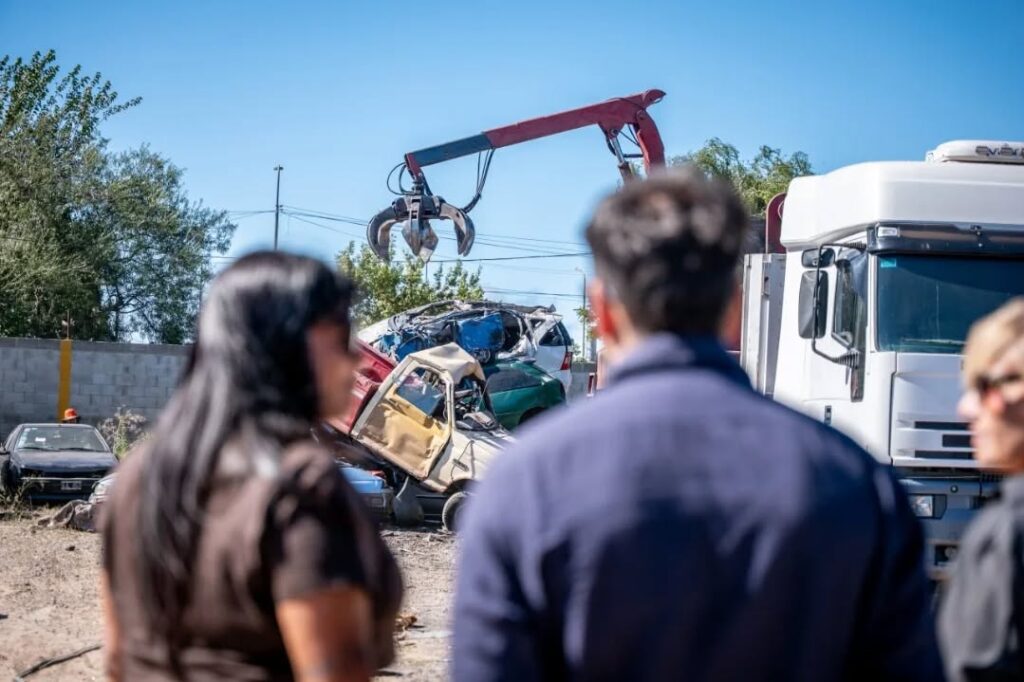 EL MUNICIPIO DE QUILMES REALIZÓ UNA JORNADA DE COMPACTACIÓN DE VEHÍCULOS SECUESTRADOS compactaciÓn 3