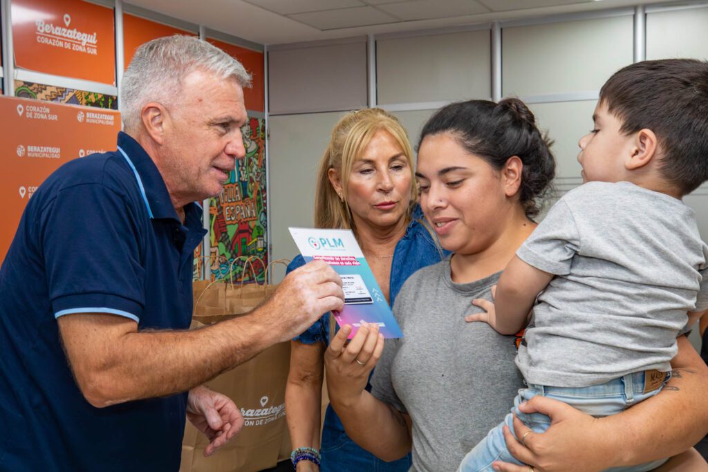 carlos balor entregó pases libres multimodales y elementos escolares a vecinos (3)