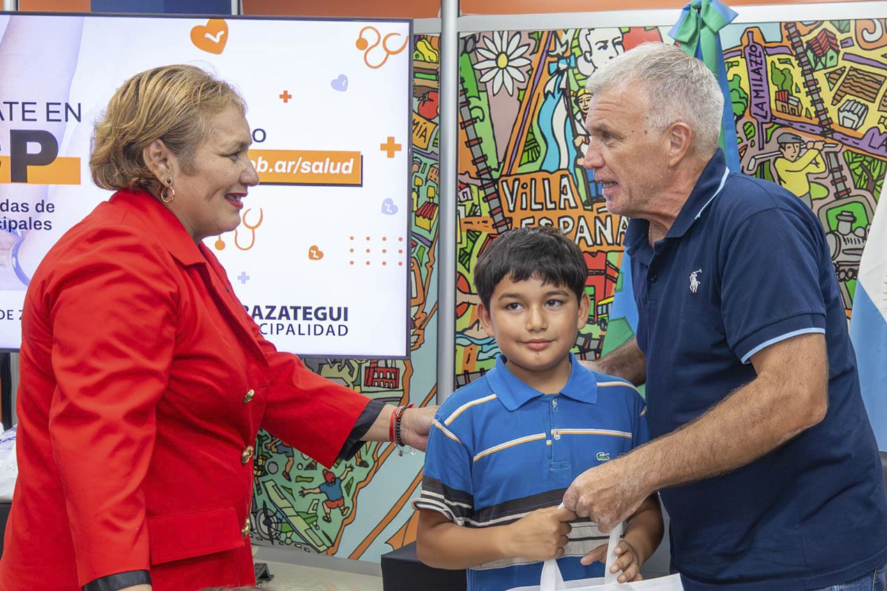 carlos balor entregó pases libres multimodales y elementos escolares a vecinos (4)