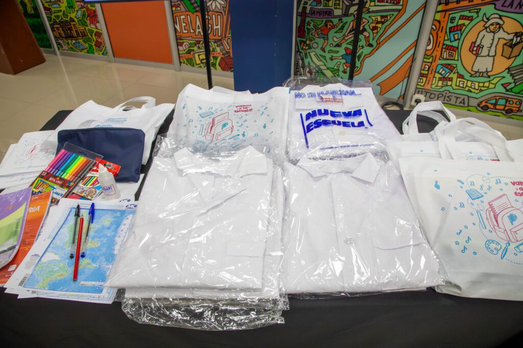 carlos balor entregó pases libres multimodales y elementos escolares a vecinos (7)