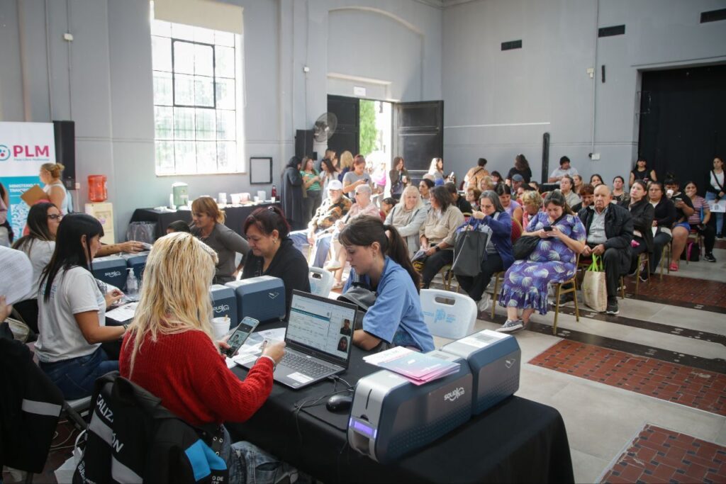 el municipio realizÓ un operativo de impresiÓn y entrega de pases libres multimodales que beneficiÓ a 300 vecinos que poseen cud 4