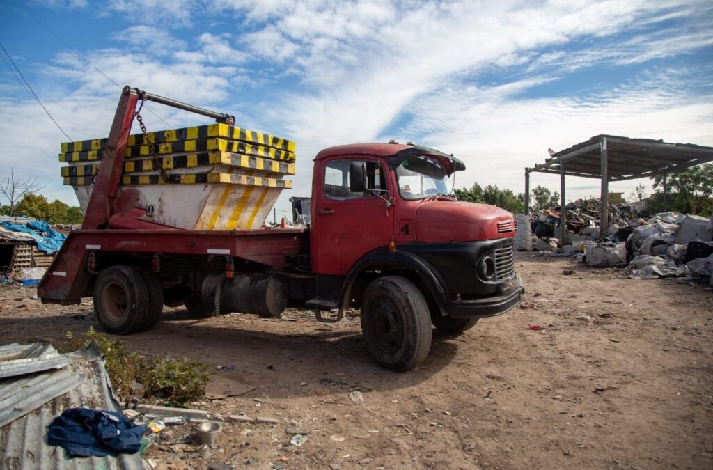 el municipio realizÓ un operativo integral conjunto de control y limpieza de zanjones por el vuelco ilegal de residuos y escombros 2