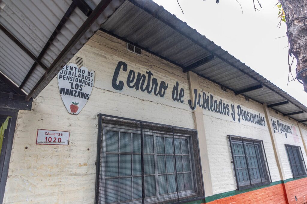 se realizó una jornada de eximición de tasas municipales en el centro de jubilados los manzanos 1