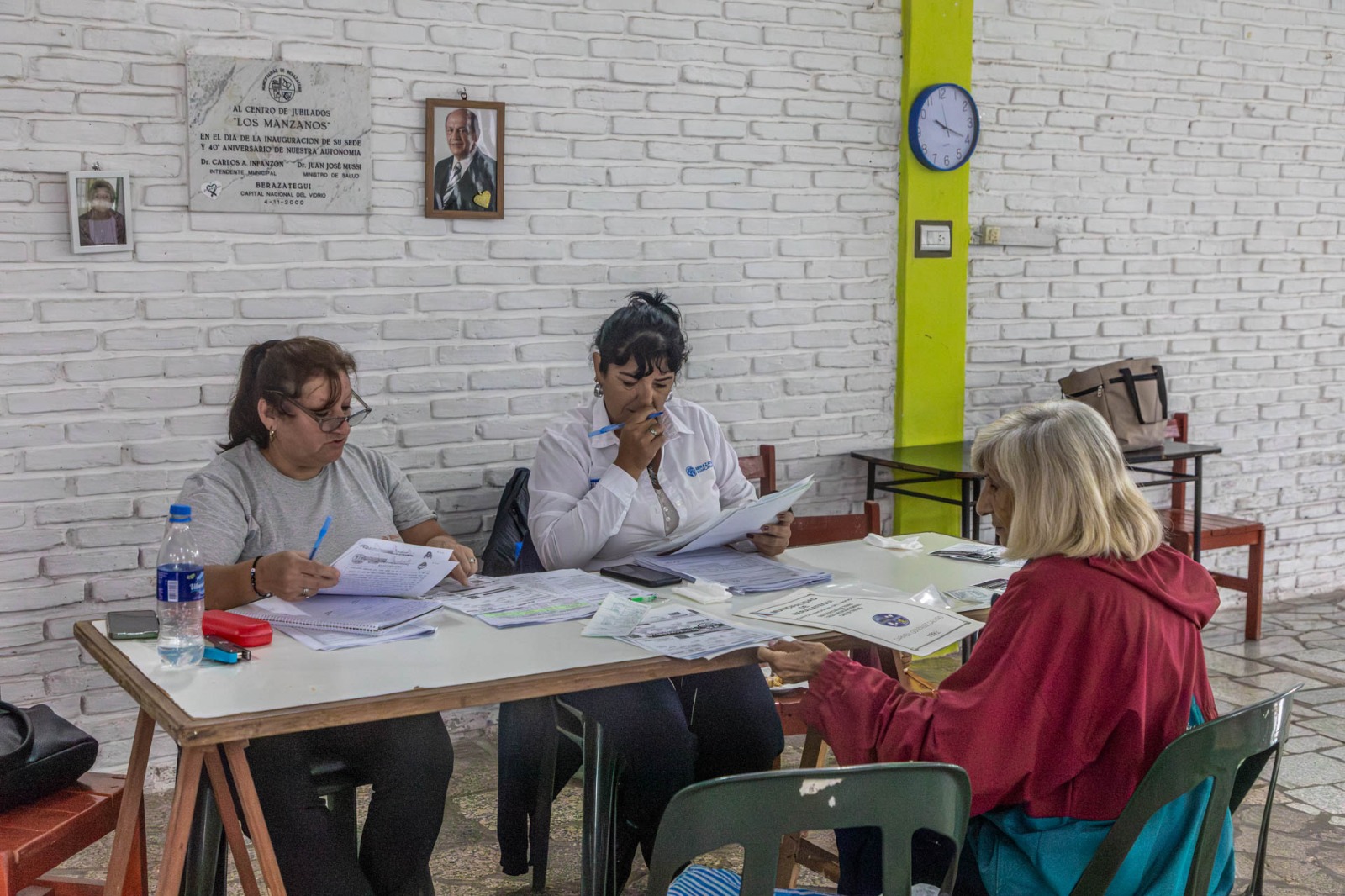 se realizó una jornada de eximición de tasas municipales en el centro de jubilados los manzanos