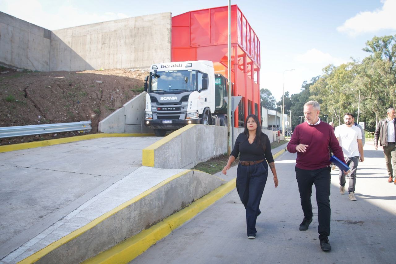 EL MUNICIPIO PRESENTÓ UNA NUEVA TOLVA DE TRANSFERENCIA DE RESIDUOS EN EL ECO PARQUE QUILMES tolva de transferencia 1
