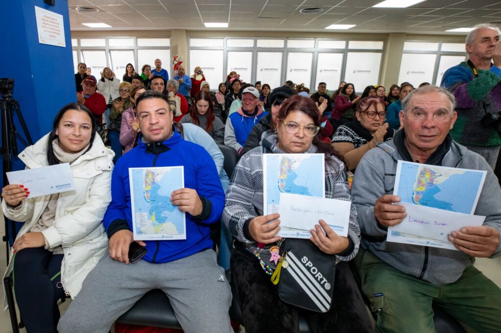 carlos balor y pascolini entregaron subsidios a 81 familias de berazategui 6