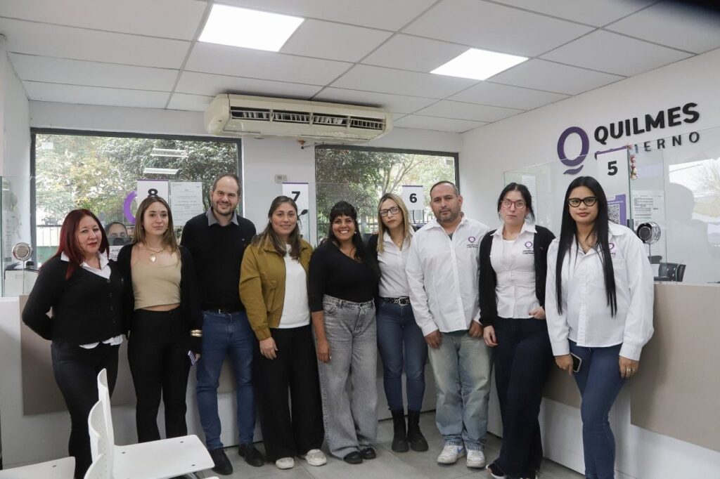 eva mieri y funcionarios recorrieron la oficina de atenciÓn a la comunidad en el palacio municipal 1