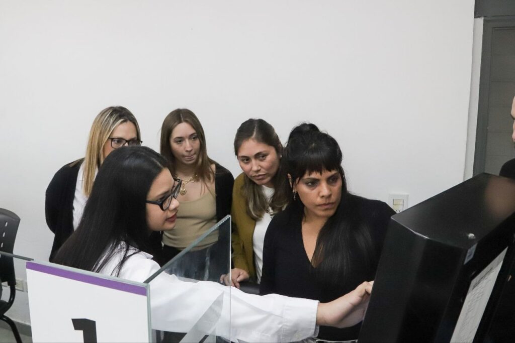 eva mieri y funcionarios recorrieron la oficina de atenciÓn a la comunidad en el palacio municipal 4