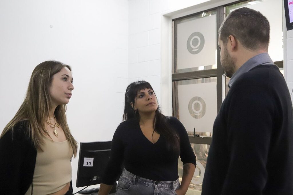 eva mieri y funcionarios recorrieron la oficina de atenciÓn a la comunidad en el palacio municipal 5