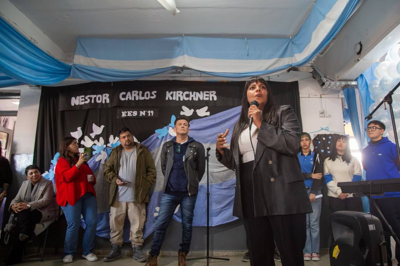 LA COMUNIDAD EDUCATIVA IMPUSO EL NOMBRE “NÉSTOR CARLOS KIRCHNER” PARA LA EES Nº 19 DE QUILMES OESTE nk 3