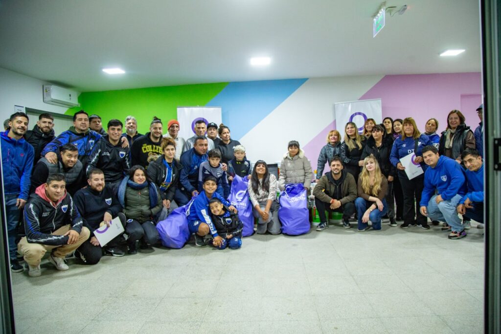 EL MUNICIPIO DE QUILMES Y LA FUNDACIÓN BANCO PROVINCIA ENTREGARON INSUMOS A CLUBES DE BARRIO 1000403733