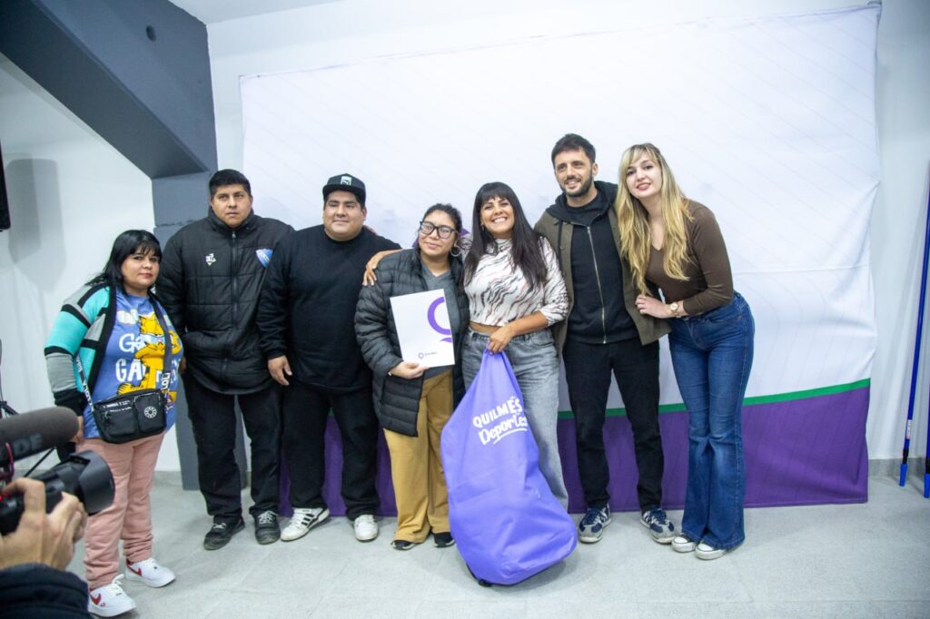 EL MUNICIPIO DE QUILMES Y LA FUNDACIÓN BANCO PROVINCIA ENTREGARON INSUMOS A CLUBES DE BARRIO 1000403734