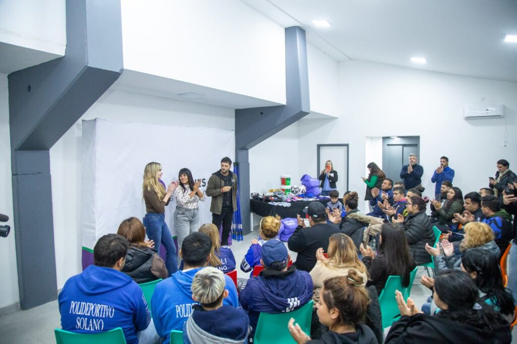 EL MUNICIPIO DE QUILMES Y LA FUNDACIÓN BANCO PROVINCIA ENTREGARON INSUMOS A CLUBES DE BARRIO 1000403735