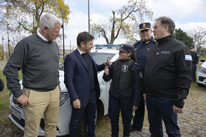 Kicillof entregó nuevos patrulleros y motos para fortalecer la seguridad don4074