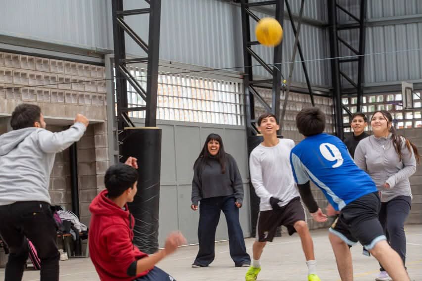 eva recorriÓ el polideportivo municipal diego armando maradona y compartiÓ una clase de educaciÓn fÍsica con alumnos secundarios 1