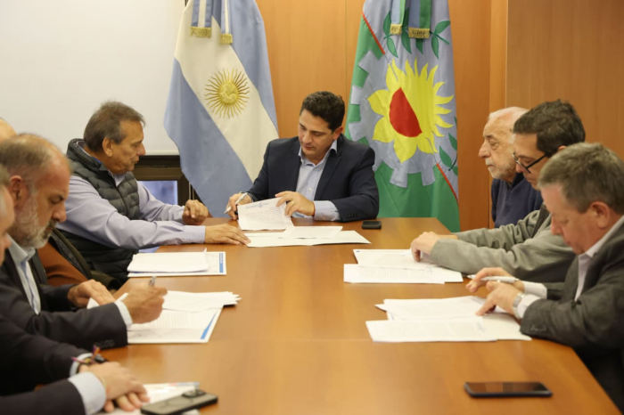 Marinucci acordó la recuperación de la línea 707 y de 400 puestos de trabajo marinucci acordó con la uta y empresarios la recuperación de la línea 707 y de 400 puestos de trabajo
