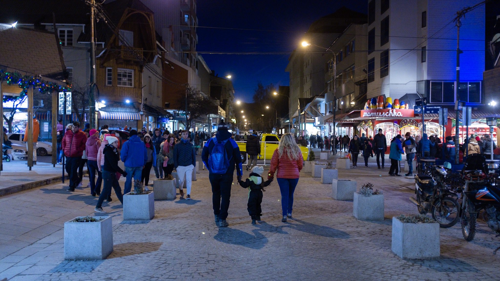 peatonal bariloche con poca gente 3