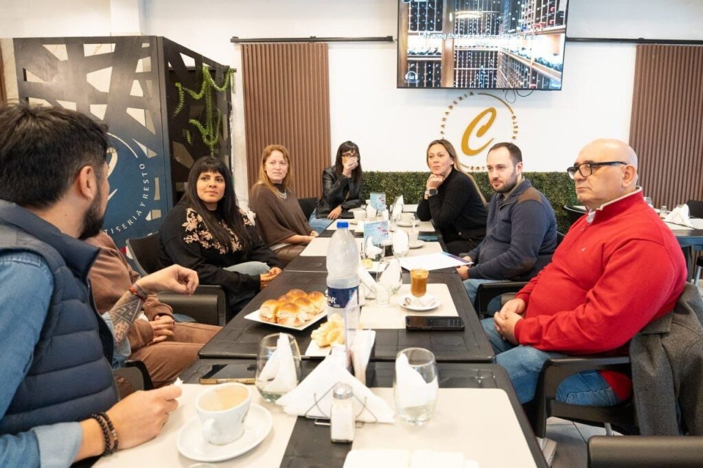 el municipio entregÓ el certificado de habilitaciÓn a un comercio gastronÓmico y 41 carnets de manipulaciÓn segura de alimentos 3