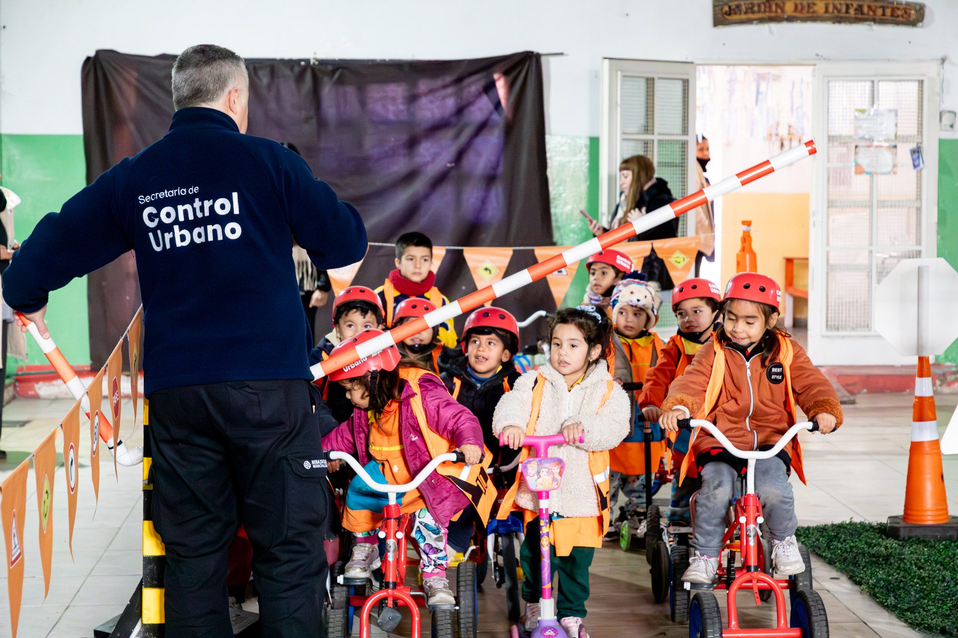 Jornada de Educación Vial en el Jardín Municipal Sueños y Sonrisas jornada de educación vial en el jardín municipal sueños y sonrisas (3)
