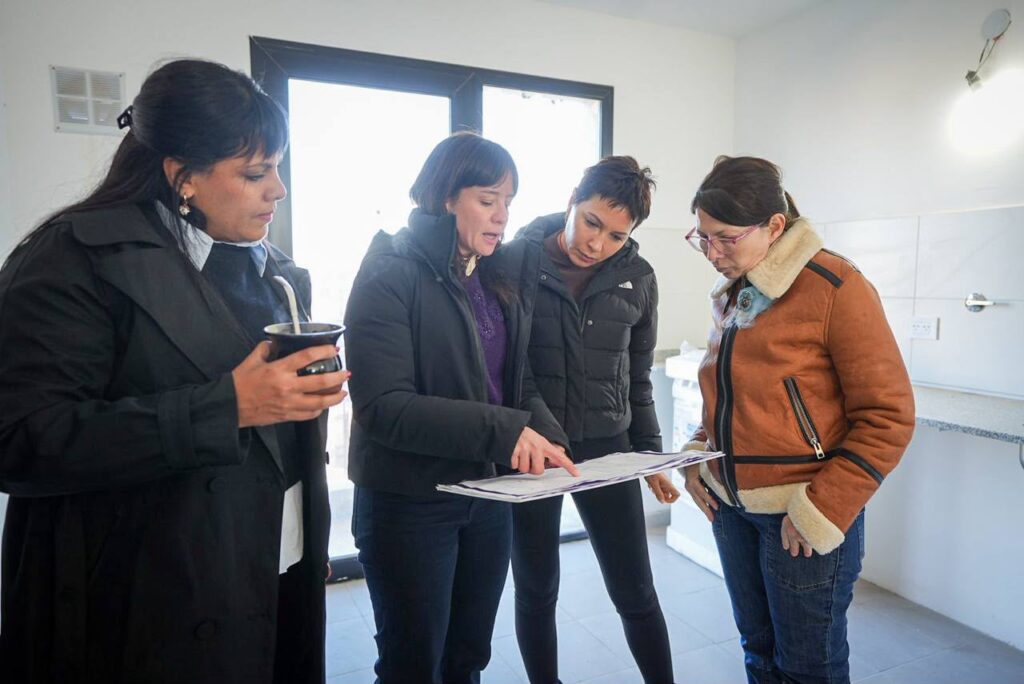 mayra y eva mieri recorrieron junto a la ministra batakis la obra de construcciÓn de 28 viviendas del barrio la odisea 3
